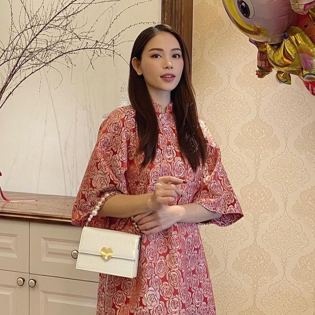 Con dâu tương lai của tỷ phú Johnathan Hạnh Nguyễn diện áo dài giống hội nhà quý tộc: Cũng ra dáng lắm! - Ảnh 5. Con dâu tương lai của tỷ phú Johnathan Hạnh Nguyễn diện áo dài giống hội nhà quý tộc: Cũng ra dáng lắm! - Ảnh 5.