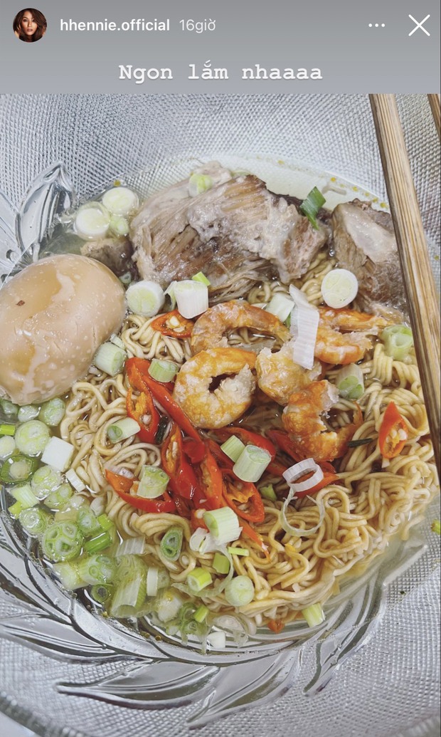 HHen Niê khoe món huyền thoại giải ngấy ngày Tết nhưng gây chú ý nhất lại là số ớt trong bát - Ảnh 1. HHen Niê khoe món huyền thoại giải ngấy ngày Tết nhưng gây chú ý nhất lại là số ớt trong bát - Ảnh 1.