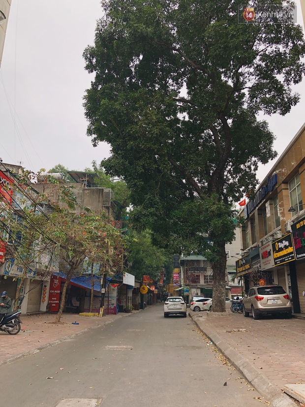 Hà Nội mùng 5 ngỡ như mùng 1 Tết: Quán xá im lìm nhưng người ra đường lại ngày càng đông thêm - Ảnh 4. Hà Nội mùng 5 ngỡ như mùng 1 Tết: Quán xá im lìm nhưng người ra đường lại ngày càng đông thêm - Ảnh 4.