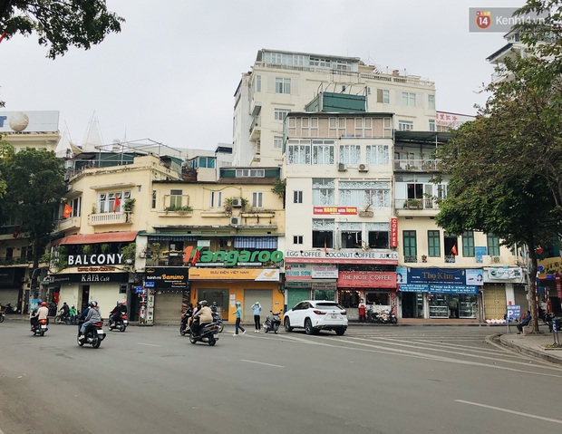 Hà Nội mùng 5 ngỡ như mùng 1 Tết: Quán xá im lìm nhưng người ra đường lại ngày càng đông thêm - Ảnh 20. Hà Nội mùng 5 ngỡ như mùng 1 Tết: Quán xá im lìm nhưng người ra đường lại ngày càng đông thêm - Ảnh 20.