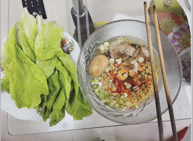 HHen Niê khoe món huyền thoại giải ngấy ngày Tết nhưng gây chú ý nhất lại là số ớt trong bát - Ảnh 2. HHen Niê khoe món huyền thoại giải ngấy ngày Tết nhưng gây chú ý nhất lại là số ớt trong bát - Ảnh 2.