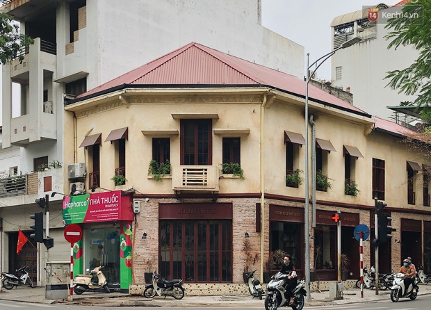 Hà Nội mùng 5 ngỡ như mùng 1 Tết: Quán xá im lìm nhưng người ra đường lại ngày càng đông thêm - Ảnh 15. Hà Nội mùng 5 ngỡ như mùng 1 Tết: Quán xá im lìm nhưng người ra đường lại ngày càng đông thêm - Ảnh 15.
