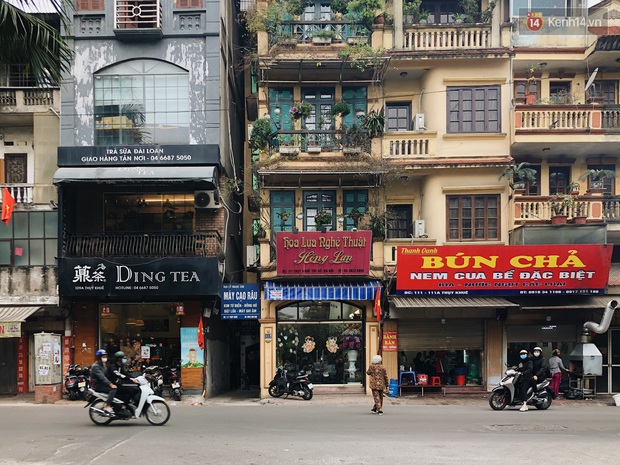 Hà Nội mùng 5 ngỡ như mùng 1 Tết: Quán xá im lìm nhưng người ra đường lại ngày càng đông thêm - Ảnh 16. Hà Nội mùng 5 ngỡ như mùng 1 Tết: Quán xá im lìm nhưng người ra đường lại ngày càng đông thêm - Ảnh 16.