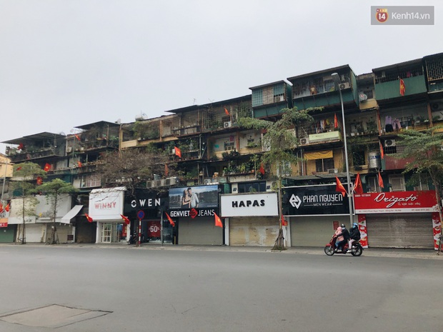 Hà Nội mùng 5 ngỡ như mùng 1 Tết: Quán xá im lìm nhưng người ra đường lại ngày càng đông thêm - Ảnh 2. Hà Nội mùng 5 ngỡ như mùng 1 Tết: Quán xá im lìm nhưng người ra đường lại ngày càng đông thêm - Ảnh 2.