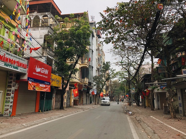 Hà Nội mùng 5 ngỡ như mùng 1 Tết: Quán xá im lìm nhưng người ra đường lại ngày càng đông thêm - Ảnh 6. Hà Nội mùng 5 ngỡ như mùng 1 Tết: Quán xá im lìm nhưng người ra đường lại ngày càng đông thêm - Ảnh 6.