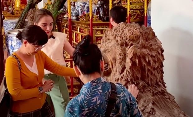 Di ảnh cố NS Chí Tài được đặt trang trọng cạnh hiện vật quý trị giá vài tỷ đồng trong nhà thờ Tổ của NS Hoài Linh - Ảnh 6. Di ảnh cố NS Chí Tài được đặt trang trọng cạnh hiện vật quý trị giá vài tỷ đồng trong nhà thờ Tổ của NS Hoài Linh - Ảnh 6.