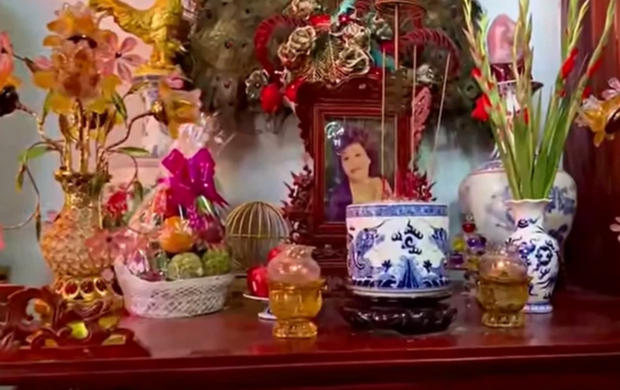 Di ảnh cố NS Chí Tài được đặt trang trọng cạnh hiện vật quý trị giá vài tỷ đồng trong nhà thờ Tổ của NS Hoài Linh - Ảnh 4. Di ảnh cố NS Chí Tài được đặt trang trọng cạnh hiện vật quý trị giá vài tỷ đồng trong nhà thờ Tổ của NS Hoài Linh - Ảnh 4.