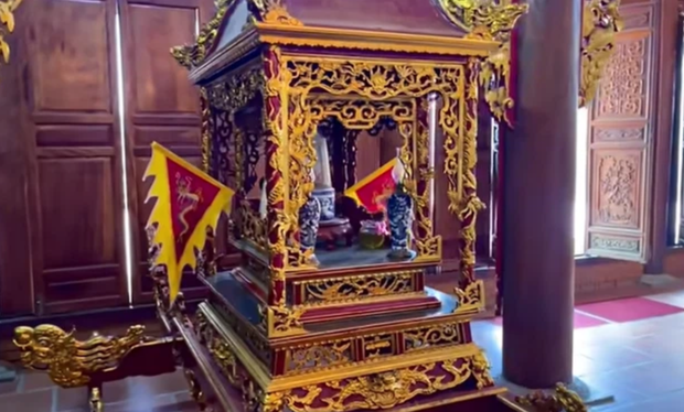 Di ảnh cố NS Chí Tài được đặt trang trọng cạnh hiện vật quý trị giá vài tỷ đồng trong nhà thờ Tổ của NS Hoài Linh - Ảnh 5. Di ảnh cố NS Chí Tài được đặt trang trọng cạnh hiện vật quý trị giá vài tỷ đồng trong nhà thờ Tổ của NS Hoài Linh - Ảnh 5.