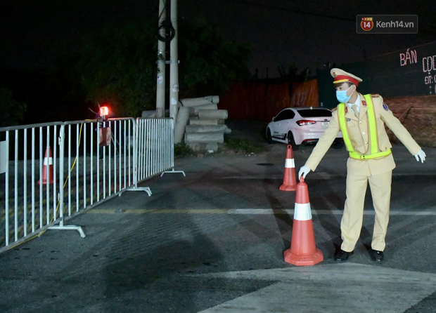 Hải Dương trước giờ giãn cách xã hội toàn tỉnh: Lực lượng xuyên đêm lập thêm 17 chốt kiểm dịch dọc Quốc lộ 5 - Ảnh 1. Hải Dương trước giờ giãn cách xã hội toàn tỉnh: Lực lượng xuyên đêm lập thêm 17 chốt kiểm dịch dọc Quốc lộ 5 - Ảnh 1.