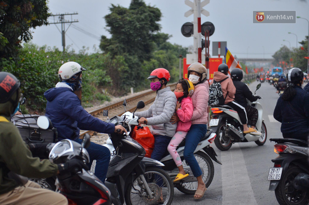 Ảnh: Chiều mùng 5 Tết, cửa ngõ Hà Nội lại ùn tắc do dòng người từ các tỉnh thành đổ về - Ảnh 5.