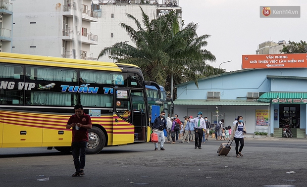 Chùm ảnh: Người dân mặc đồ bảo hộ kín mít trên những chuyến bay trở về Sài Gòn sau kỳ nghỉ Tết Nguyên đán - Ảnh 10.