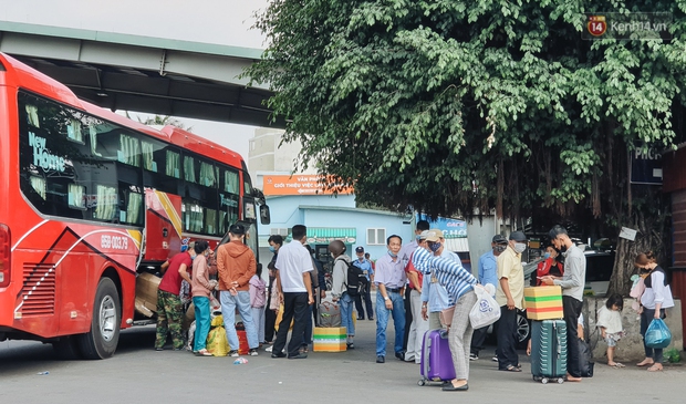 Chùm ảnh: Người dân mặc đồ bảo hộ kín mít trên những chuyến bay trở về Sài Gòn sau kỳ nghỉ Tết Nguyên đán - Ảnh 11.