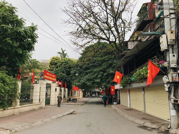 Hà Nội mùng 5 ngỡ như mùng 1 Tết: Quán xá im lìm nhưng người ra đường lại ngày càng đông thêm - Ảnh 7. Hà Nội mùng 5 ngỡ như mùng 1 Tết: Quán xá im lìm nhưng người ra đường lại ngày càng đông thêm - Ảnh 7.