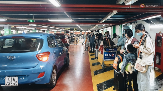 Chùm ảnh: Người dân mặc đồ bảo hộ kín mít trên những chuyến bay trở về Sài Gòn sau kỳ nghỉ Tết Nguyên đán - Ảnh 9. Chùm ảnh: Người dân mặc đồ bảo hộ kín mít trên những chuyến bay trở về Sài Gòn sau kỳ nghỉ Tết Nguyên đán - Ảnh 9.
