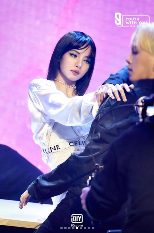 Khoe body siêu thực trong bộ ảnh mới, Lisa (BLACKPINK) khiến fan mong chờ màn sexy dance bùng cháy tại Thanh Xuân Có Bạn 3 - Ảnh 6.