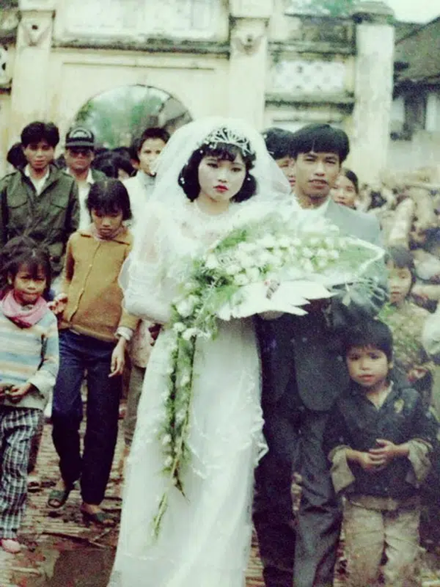 Cô gái dở khóc dở cười vì bị bố ép cầm bó hoa dơn dài 2 mét trong ngày cưới, phản đối thì... nghỉ rước dâu - Ảnh 3. Cô gái dở khóc dở cười vì bị bố ép cầm bó hoa dơn dài 2 mét trong ngày cưới, phản đối thì... nghỉ rước dâu - Ảnh 3.