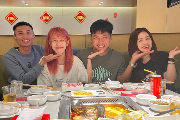 Đi ăn chung nhưng Hậu Hoàng - Mũi trưởng Long đổi chỗ để ngồi cạnh nhau: Chắc tay chèo thuyền nào các bạn mình ôi! - Ảnh 2.