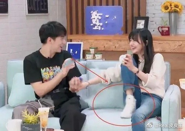 Đào lại loạt khoảnh khắc vô duyên của Trịnh Sảng: Ngồi co chân, gác hẳn cả lên ghế tàu bất chấp bị quay chỗ đông người - Ảnh 4. Đào lại loạt khoảnh khắc vô duyên của Trịnh Sảng: Ngồi co chân, gác hẳn cả lên ghế tàu bất chấp bị quay chỗ đông người - Ảnh 4.