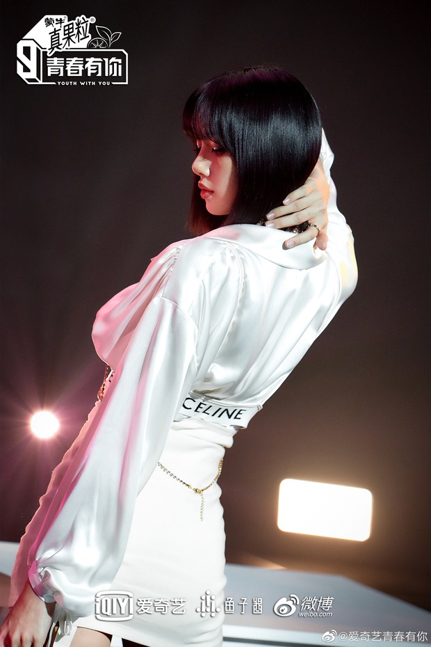 Màn đọ sắc vóc căng đét đầu năm: Lisa lên top 1 Weibo vì body quá đỉnh, Ngu Thư Hân gây bão với visual siêu xinh - Ảnh 6.