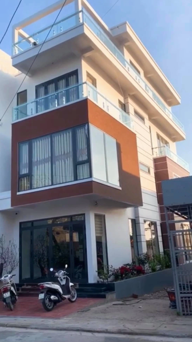 Vũ Khắc Tiệp hé lộ cơ ngơi xây cho bố mẹ ở quê nhà: Nhà 4 tầng hoành tráng, khác xa mái ngói đơn sơ ngày xưa - Ảnh 4. Vũ Khắc Tiệp hé lộ cơ ngơi xây cho bố mẹ ở quê nhà: Nhà 4 tầng hoành tráng, khác xa mái ngói đơn sơ ngày xưa - Ảnh 4.