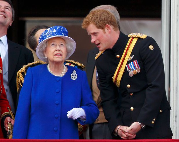 Hết lưu luyến, Nữ hoàng Anh đích thân đưa ra quyết định “loại bỏ” vợ chồng Meghan Markle ra khỏi gia tộc, Harry đón nhận tin buồn trên đất Mỹ - Ảnh 1. Hết lưu luyến, Nữ hoàng Anh đích thân đưa ra quyết định “loại bỏ” vợ chồng Meghan Markle ra khỏi gia tộc, Harry đón nhận tin buồn trên đất Mỹ - Ảnh 1.