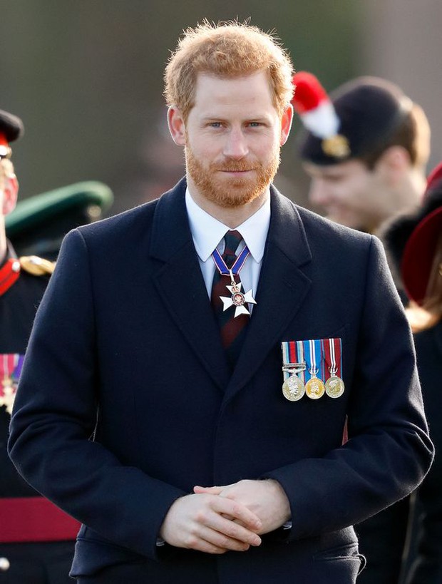 Hết lưu luyến, Nữ hoàng Anh đích thân đưa ra quyết định “loại bỏ” vợ chồng Meghan Markle ra khỏi gia tộc, Harry đón nhận tin buồn trên đất Mỹ - Ảnh 2. Hết lưu luyến, Nữ hoàng Anh đích thân đưa ra quyết định “loại bỏ” vợ chồng Meghan Markle ra khỏi gia tộc, Harry đón nhận tin buồn trên đất Mỹ - Ảnh 2.
