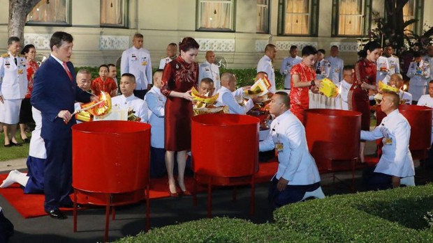 Hoàng hậu Suthida lần đầu tái xuất sau khi Vua Thái tấn phong Hoàng Quý phi làm Hoàng hậu thứ 2, gây chú ý khi cả 2 vợ Vua chạm mặt tại sự kiện - Ảnh 5. Hoàng hậu Suthida lần đầu tái xuất sau khi Vua Thái tấn phong Hoàng Quý phi làm Hoàng hậu thứ 2, gây chú ý khi cả 2 vợ Vua chạm mặt tại sự kiện - Ảnh 5.
