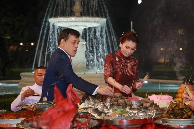 Hoàng hậu Suthida lần đầu tái xuất sau khi Vua Thái tấn phong Hoàng Quý phi làm Hoàng hậu thứ 2, gây chú ý khi cả 2 vợ Vua chạm mặt tại sự kiện - Ảnh 1. Hoàng hậu Suthida lần đầu tái xuất sau khi Vua Thái tấn phong Hoàng Quý phi làm Hoàng hậu thứ 2, gây chú ý khi cả 2 vợ Vua chạm mặt tại sự kiện - Ảnh 1.