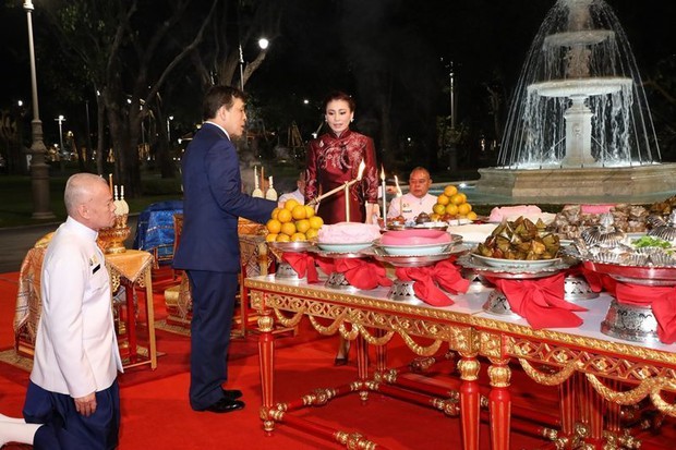 Hoàng hậu Suthida lần đầu tái xuất sau khi Vua Thái tấn phong Hoàng Quý phi làm Hoàng hậu thứ 2, gây chú ý khi cả 2 vợ Vua chạm mặt tại sự kiện - Ảnh 3. Hoàng hậu Suthida lần đầu tái xuất sau khi Vua Thái tấn phong Hoàng Quý phi làm Hoàng hậu thứ 2, gây chú ý khi cả 2 vợ Vua chạm mặt tại sự kiện - Ảnh 3.