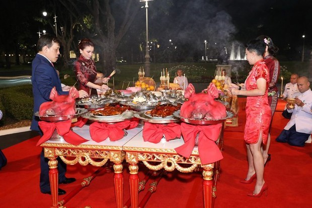 Hoàng hậu Suthida lần đầu tái xuất sau khi Vua Thái tấn phong Hoàng Quý phi làm Hoàng hậu thứ 2, gây chú ý khi cả 2 vợ Vua chạm mặt tại sự kiện - Ảnh 2. Hoàng hậu Suthida lần đầu tái xuất sau khi Vua Thái tấn phong Hoàng Quý phi làm Hoàng hậu thứ 2, gây chú ý khi cả 2 vợ Vua chạm mặt tại sự kiện - Ảnh 2.