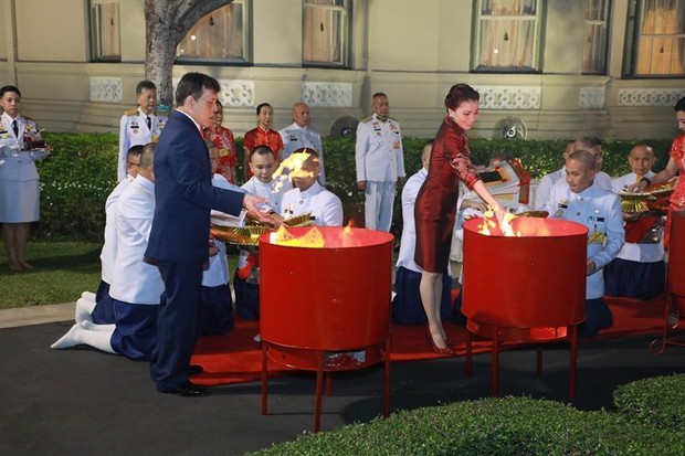 Hoàng hậu Suthida lần đầu tái xuất sau khi Vua Thái tấn phong Hoàng Quý phi làm Hoàng hậu thứ 2, gây chú ý khi cả 2 vợ Vua chạm mặt tại sự kiện - Ảnh 6. Hoàng hậu Suthida lần đầu tái xuất sau khi Vua Thái tấn phong Hoàng Quý phi làm Hoàng hậu thứ 2, gây chú ý khi cả 2 vợ Vua chạm mặt tại sự kiện - Ảnh 6.