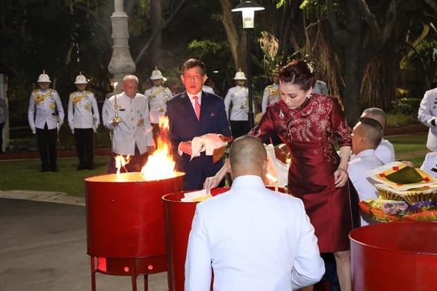 Hoàng hậu Suthida lần đầu tái xuất sau khi Vua Thái tấn phong Hoàng Quý phi làm Hoàng hậu thứ 2, gây chú ý khi cả 2 vợ Vua chạm mặt tại sự kiện - Ảnh 7. Hoàng hậu Suthida lần đầu tái xuất sau khi Vua Thái tấn phong Hoàng Quý phi làm Hoàng hậu thứ 2, gây chú ý khi cả 2 vợ Vua chạm mặt tại sự kiện - Ảnh 7.