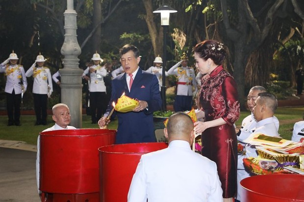 Hoàng hậu Suthida lần đầu tái xuất sau khi Vua Thái tấn phong Hoàng Quý phi làm Hoàng hậu thứ 2, gây chú ý khi cả 2 vợ Vua chạm mặt tại sự kiện - Ảnh 8. Hoàng hậu Suthida lần đầu tái xuất sau khi Vua Thái tấn phong Hoàng Quý phi làm Hoàng hậu thứ 2, gây chú ý khi cả 2 vợ Vua chạm mặt tại sự kiện - Ảnh 8.