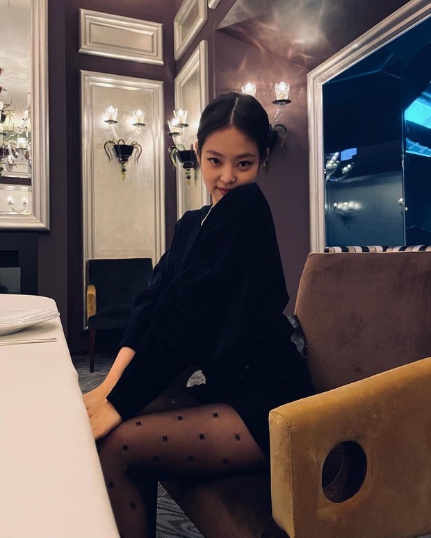 1 chiếc quần tất Chanel 2 số phận: Jennie lên đồ sang chảnh, nhìn sang Ngọc Trinh hở hang mà giật mình - Ảnh 1.