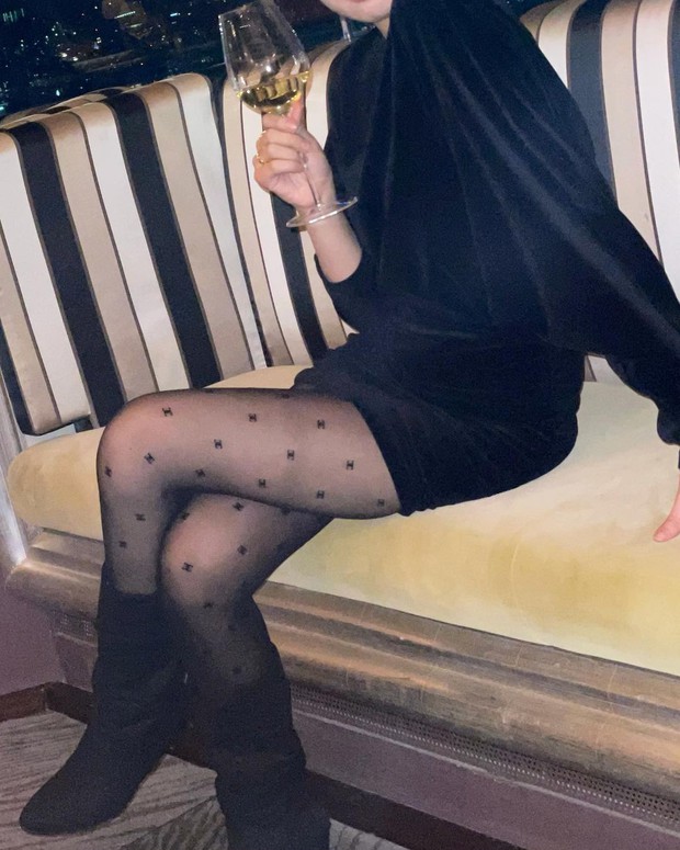 1 chiếc quần tất Chanel 2 số phận: Jennie lên đồ sang chảnh, nhìn sang Ngọc Trinh hở hang mà giật mình - Ảnh 2.