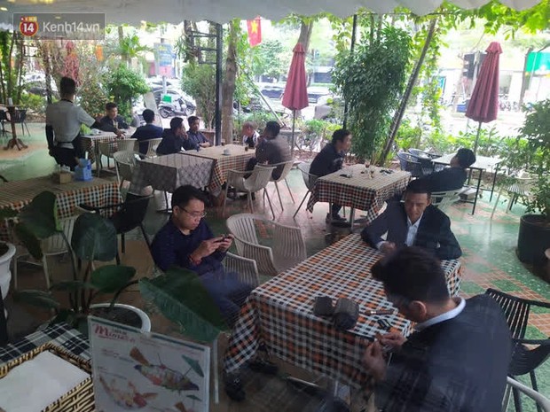 Ảnh: Hàng quán Hà Nội dựng vách ngăn phòng chống Covid-19 dịp đầu năm mới Tân Sửu - Ảnh 8. Ảnh: Hàng quán Hà Nội dựng vách ngăn phòng chống Covid-19 dịp đầu năm mới Tân Sửu - Ảnh 8.