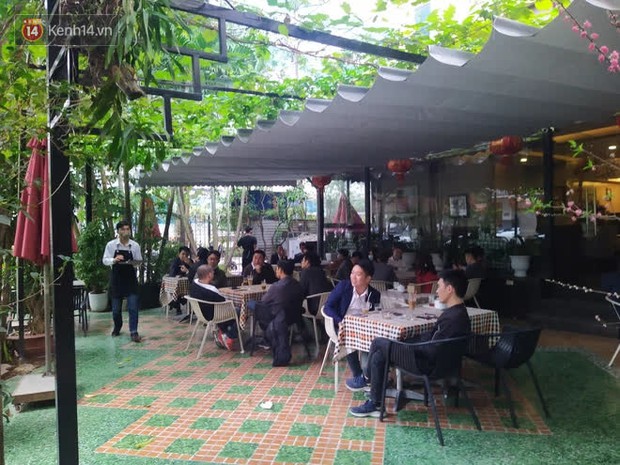 Ảnh: Hàng quán Hà Nội dựng vách ngăn phòng chống Covid-19 dịp đầu năm mới Tân Sửu - Ảnh 9. Ảnh: Hàng quán Hà Nội dựng vách ngăn phòng chống Covid-19 dịp đầu năm mới Tân Sửu - Ảnh 9.