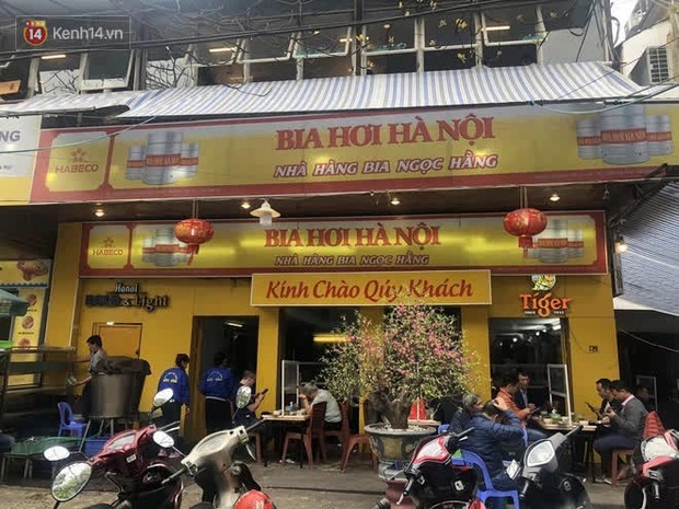 Ảnh: Hàng quán Hà Nội dựng vách ngăn phòng chống Covid-19 dịp đầu năm mới Tân Sửu - Ảnh 2. Ảnh: Hàng quán Hà Nội dựng vách ngăn phòng chống Covid-19 dịp đầu năm mới Tân Sửu - Ảnh 2.
