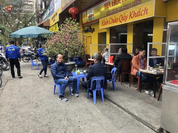 Ảnh: Hàng quán Hà Nội dựng vách ngăn phòng chống Covid-19 dịp đầu năm mới Tân Sửu - Ảnh 3. Ảnh: Hàng quán Hà Nội dựng vách ngăn phòng chống Covid-19 dịp đầu năm mới Tân Sửu - Ảnh 3.
