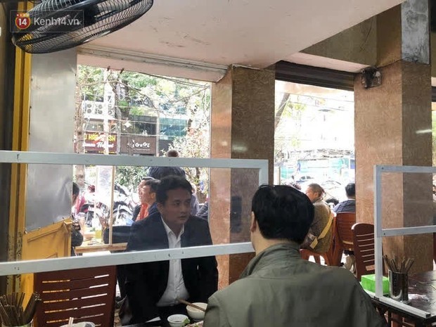 Ảnh: Hàng quán Hà Nội dựng vách ngăn phòng chống Covid-19 dịp đầu năm mới Tân Sửu - Ảnh 6. Ảnh: Hàng quán Hà Nội dựng vách ngăn phòng chống Covid-19 dịp đầu năm mới Tân Sửu - Ảnh 6.