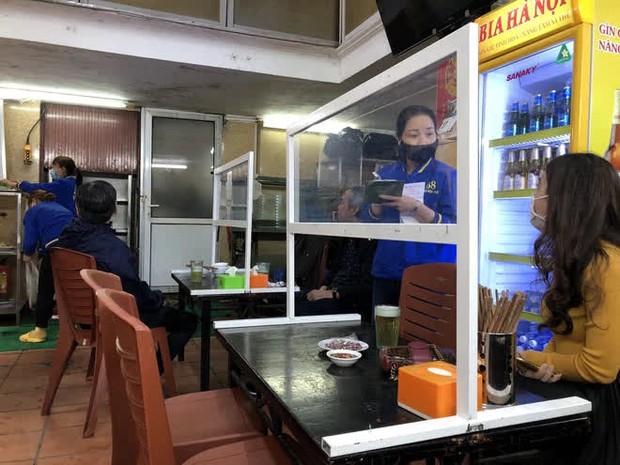 Ảnh: Hàng quán Hà Nội dựng vách ngăn phòng chống Covid-19 dịp đầu năm mới Tân Sửu - Ảnh 4. Ảnh: Hàng quán Hà Nội dựng vách ngăn phòng chống Covid-19 dịp đầu năm mới Tân Sửu - Ảnh 4.