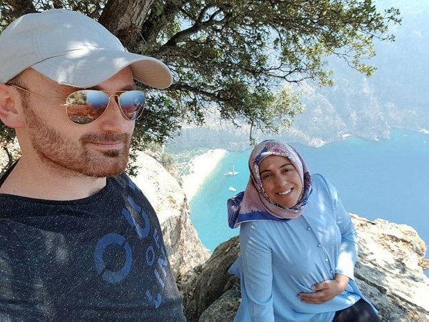 Hình ảnh selfie tươi cười của 2 vợ chồng ngỡ hạnh phúc nhưng hóa ra lại là bằng chứng cho tội ác máu lạnh rợn người ngay sau đó - Ảnh 1. Hình ảnh selfie tươi cười của 2 vợ chồng ngỡ hạnh phúc nhưng hóa ra lại là bằng chứng cho tội ác máu lạnh rợn người ngay sau đó - Ảnh 1.