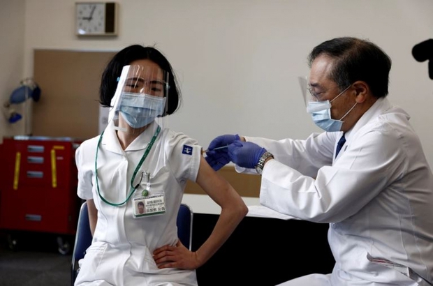  Nhật Bản đã bắt đầu tiêm vaccine Covid-19 cho người dân  - Ảnh 1.