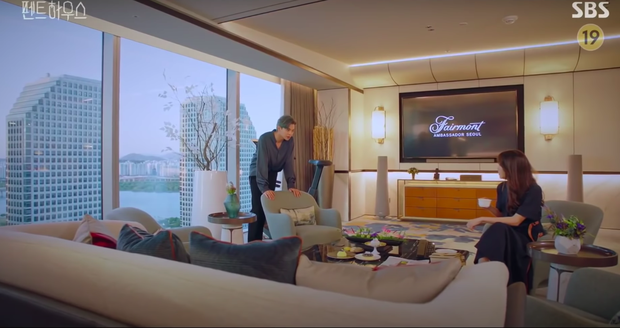 Suzy đầu tư đồng hồ hơn 200 triệu, diện váy đụng hàng với phu nhân Penthouse nhưng chỉ vì chi tiết nhỏ mà lép vế trước chị đẹp tuổi 42 - Ảnh 6. Suzy đầu tư đồng hồ hơn 200 triệu, diện váy đụng hàng với phu nhân Penthouse nhưng chỉ vì chi tiết nhỏ mà lép vế trước chị đẹp tuổi 42 - Ảnh 6.
