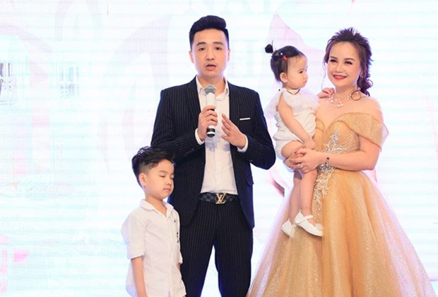 Giật mình chuyện Hoàng Yến (Về Nhà Đi Con) từng tiên đoán về chuyện ly hôn 4 lần vào 1 năm trước? - Ảnh 2. Giật mình chuyện Hoàng Yến (Về Nhà Đi Con) từng tiên đoán về chuyện ly hôn 4 lần vào 1 năm trước? - Ảnh 2.