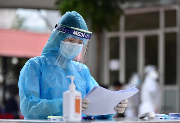 Nhìn lại một tháng cả nước chống đợt dịch Covid-19 thứ 3: Số ca nhiễm tăng nhanh, vaccine được xác định là vũ khí lợi hại chiến thắng đại dịch - Ảnh 4. Nhìn lại một tháng cả nước chống đợt dịch Covid-19 thứ 3: Số ca nhiễm tăng nhanh, vaccine được xác định là vũ khí lợi hại chiến thắng đại dịch - Ảnh 4.