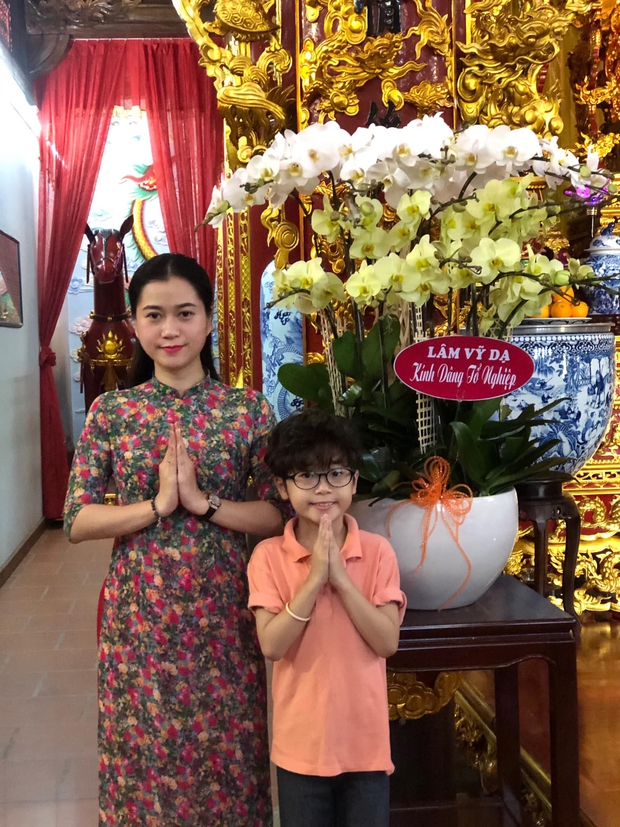 Lâm Vỹ Dạ, Phạm Quỳnh Anh và dàn sao tụ họp tại đền thờ tổ 100 tỷ đồng của NS Hoài Linh, chia sẻ gây xúc động về cố NS Chí Tài - Ảnh 3.