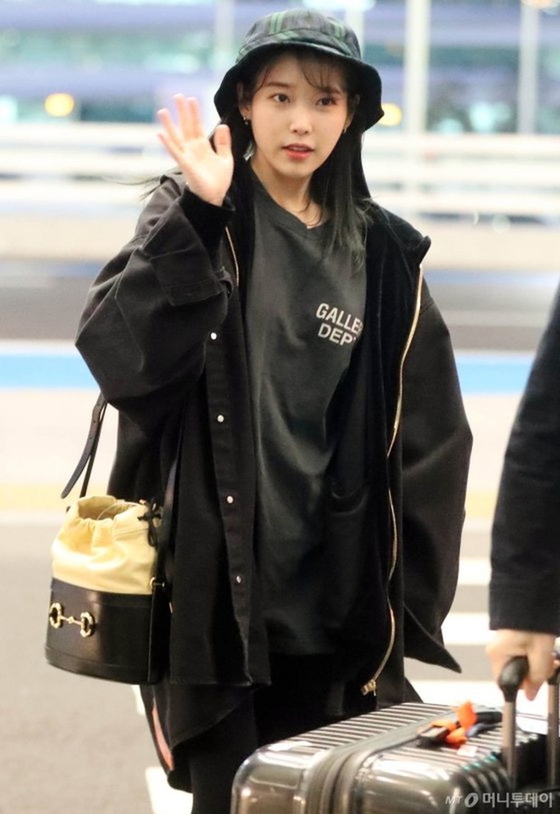 Không hổ danh là “em gái quốc dân”, thời trang sân bay của IU trẻ trung, xinh sang và đáng học hỏi cực kỳ - Ảnh 7.