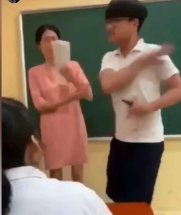 Bộ GD&ĐT phối hợp cơ quan chức năng xác minh clip nam sinh tát giáo viên ngay giữa lớp - Ảnh 2.