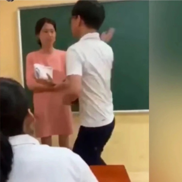 Bộ GD&ĐT phối hợp cơ quan chức năng xác minh clip nam sinh tát giáo viên ngay giữa lớp - Ảnh 1.